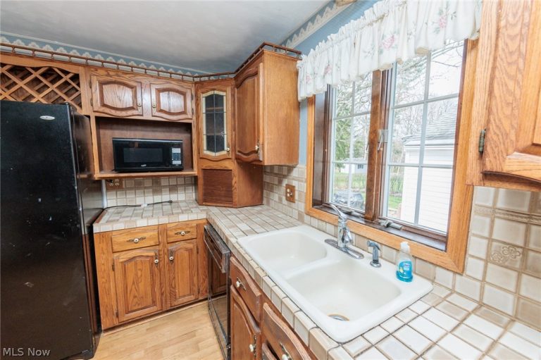 10136 Ridge Road, North Royalton, OH - Photo 8