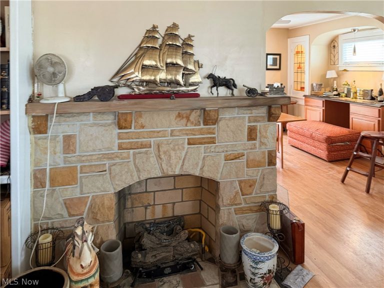 13705 Courtland Avenue, Cleveland, OH - Photo 2