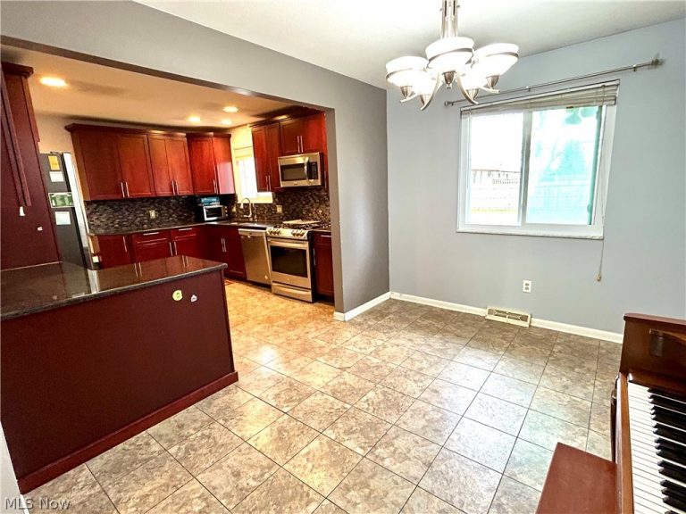 8945 Big Creek Parkway, Strongsville, OH - Photo 4