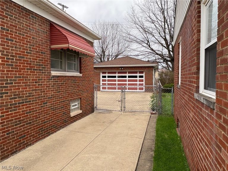 2436 Tuxedo Avenue, Parma, OH - Photo 5