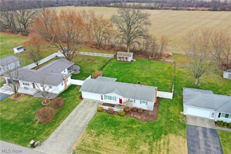 9812 Deltona Drive, New Middletown, OH - Photo 3