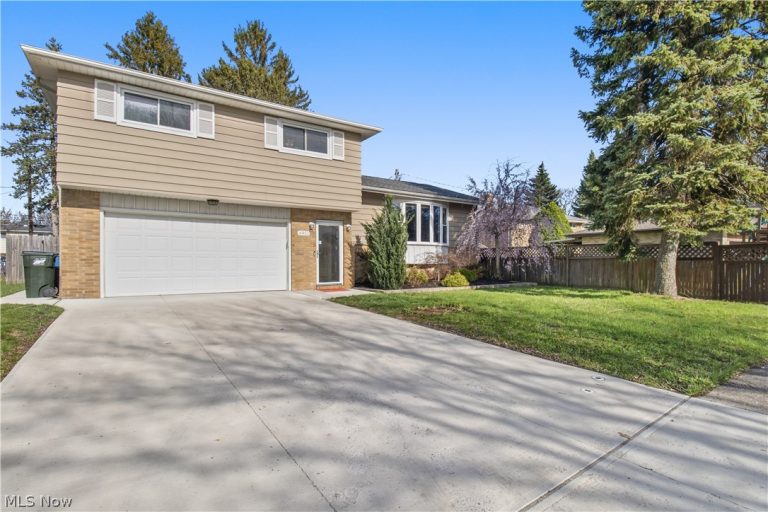 6911 Lantern Lane, Parma Heights, OH - Photo 2