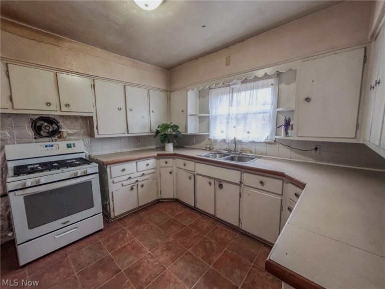 600 Robinette Court, Akron, OH - Photo 4