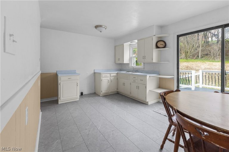 121 Valley Way, Weirton, WV - Photo 6