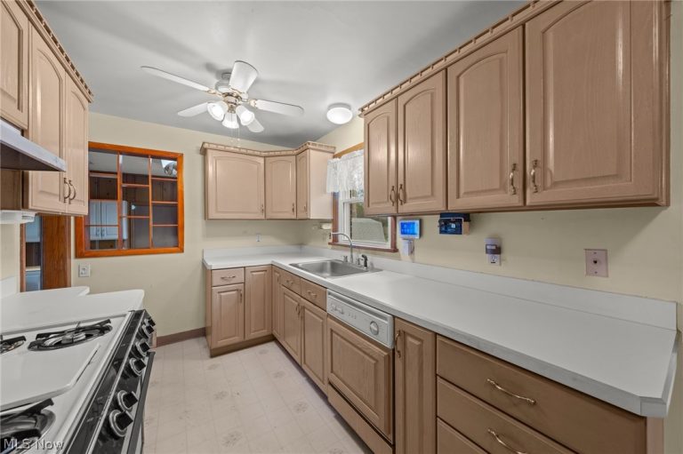 2031 Pleasant Valley Road, Parma, OH - Photo 6