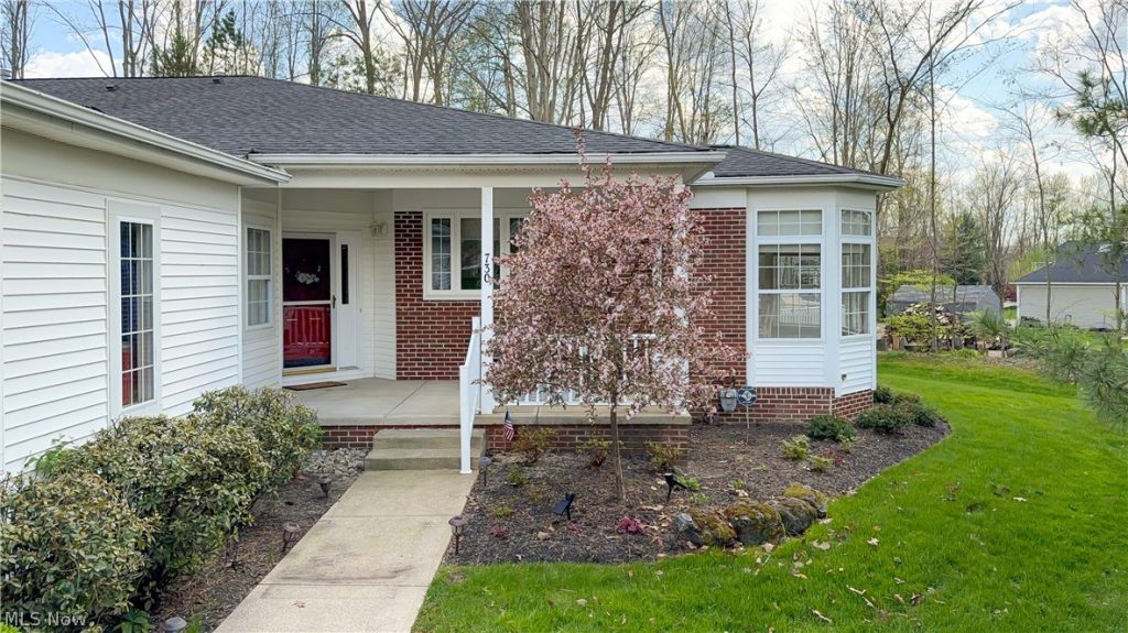 730 Woodlake Drive, Aurora, OH