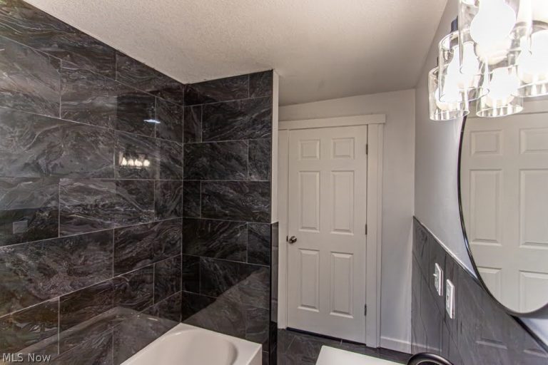 538 Redondo Road, Youngstown, OH - Photo 8