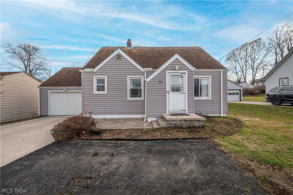 60 Renee Drive, Struthers, OH