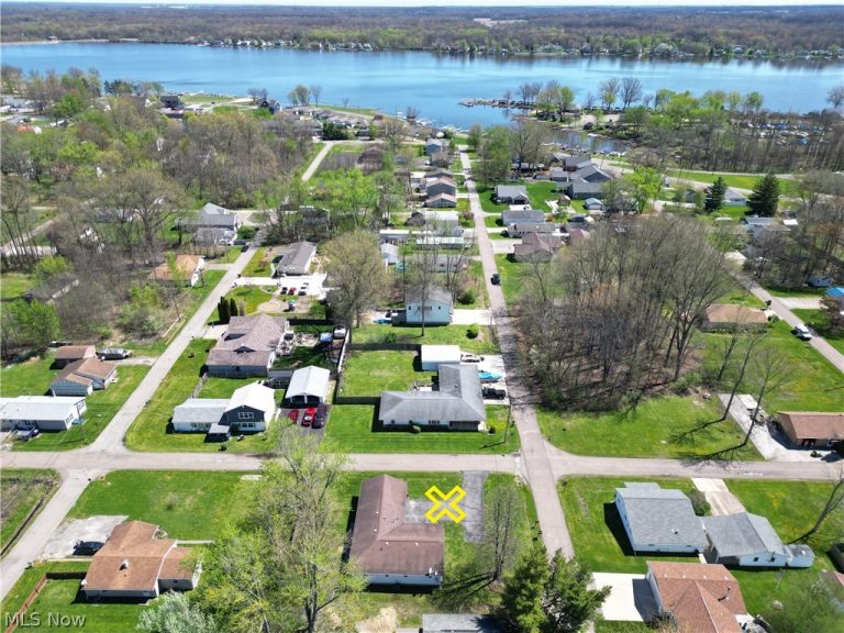 17604 Olive Avenue, Lake Milton, OH - Photo 2