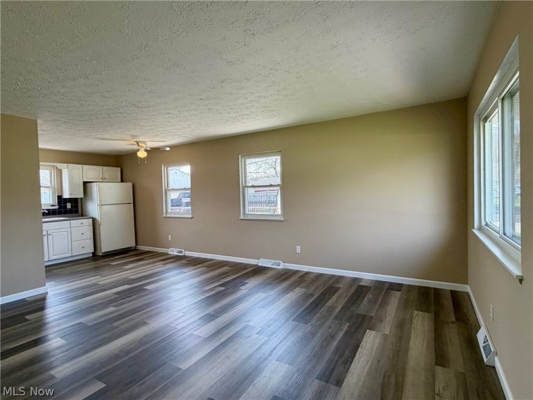 496 Crickett Road, Chardon, OH - Photo 8