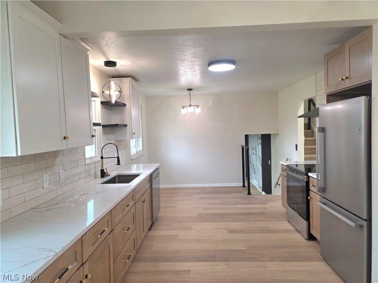 3181 Parmalee Drive, Seven Hills, OH - Photo 4