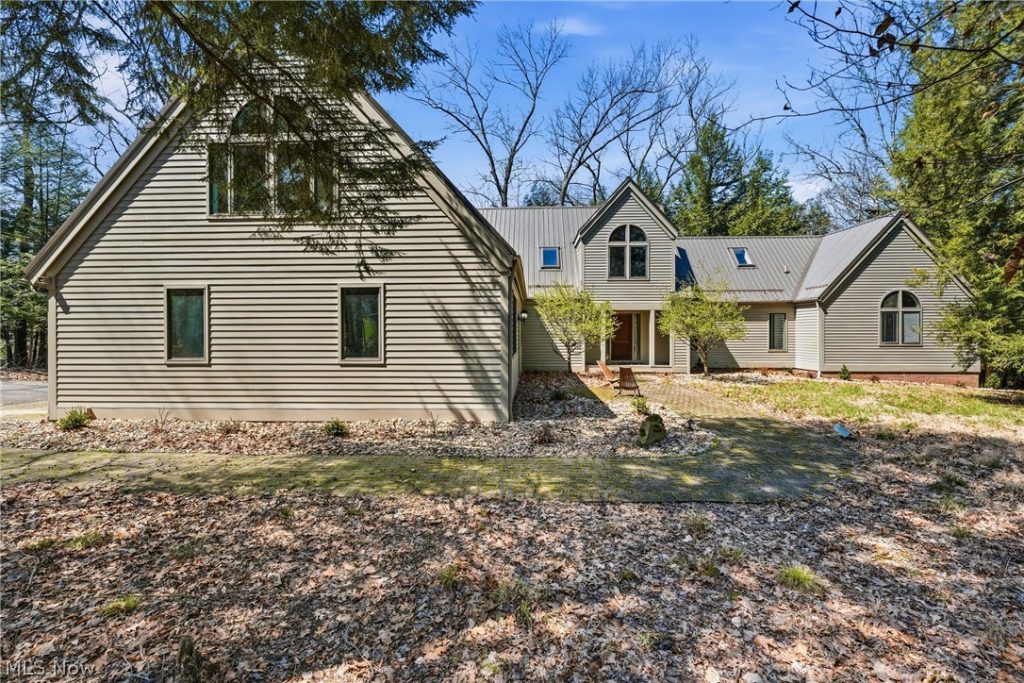 5700 Clingan Road, Struthers, OH