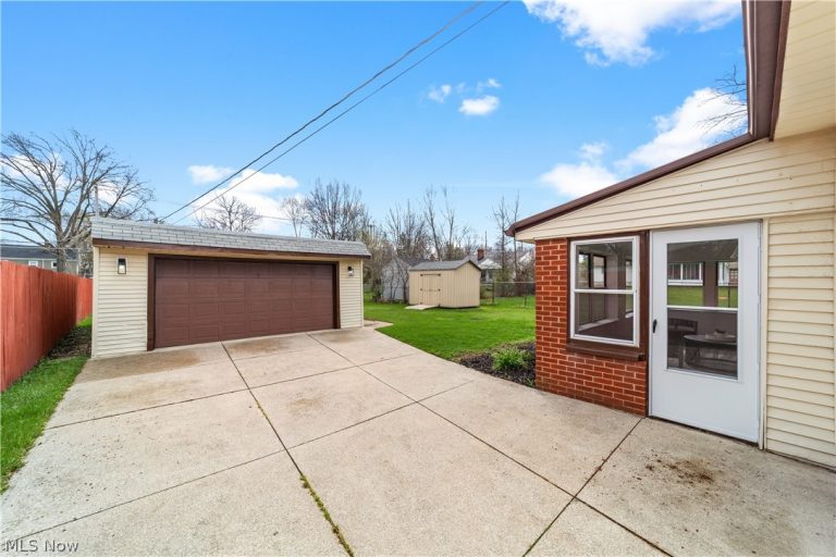 7377 Greenleaf Avenue, Parma, OH - Photo 3