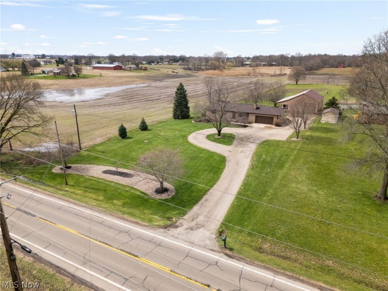 13671 Kent Avenue, Hartville, OH - Photo 2