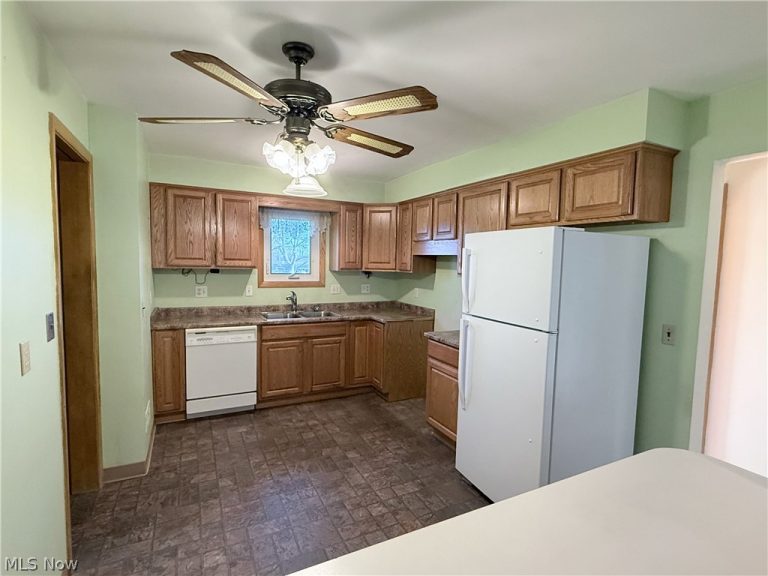 5817 Queens Highway, Parma Heights, OH - Photo 6