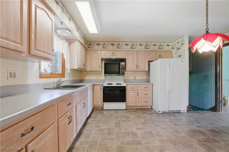 26670 FAIRFAX Lane, North Olmsted, OH - Photo 3