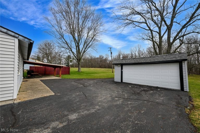 6369 Eldridge Boulevard, Bedford Heights, OH - Photo 3