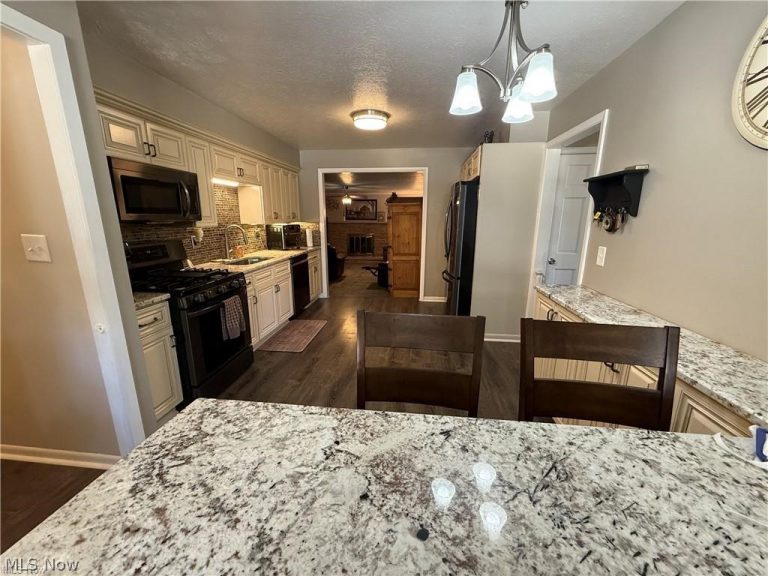 5981 Northview Drive, Seven Hills, OH - Photo 6