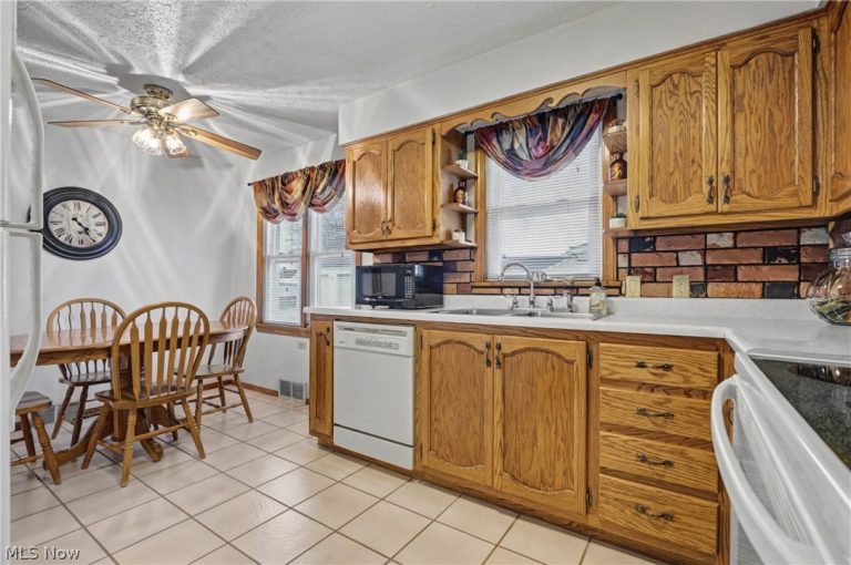 226 Helena Drive, Struthers, OH - Photo 3