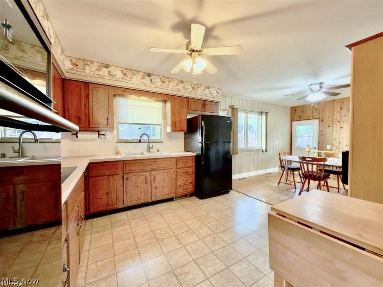 4402 Whited Drive, Vienna, WV - Photo 5