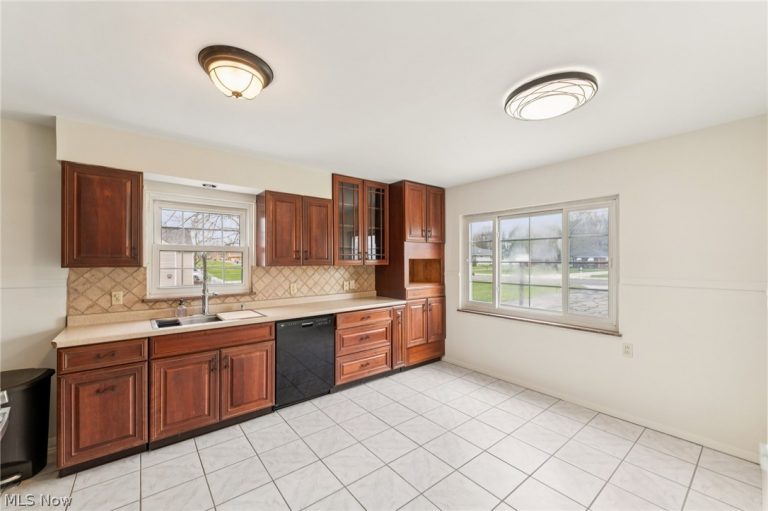 9340 Avery Road, Broadview Heights, OH - Photo 6