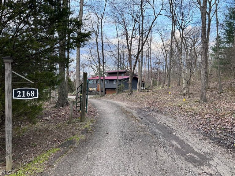 2168 Earl Drive, Zanesville, OH - Photo 2