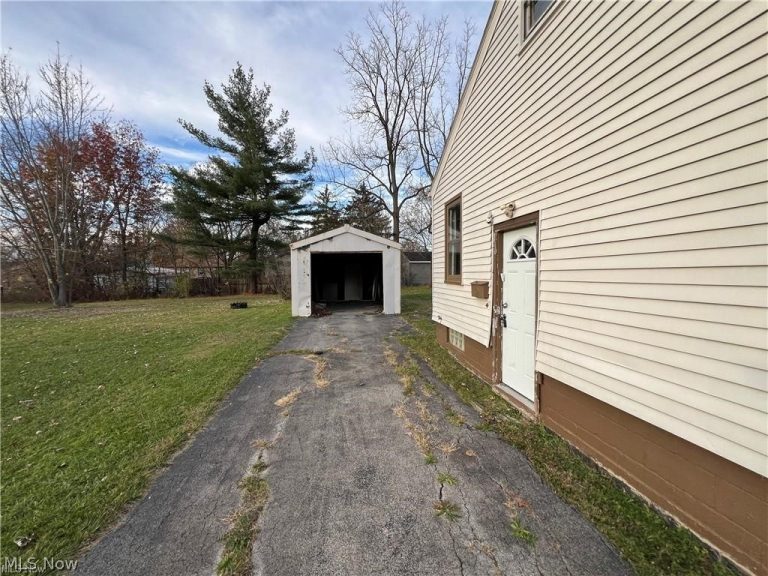 2773 Burton Street, Warren, OH - Photo 2