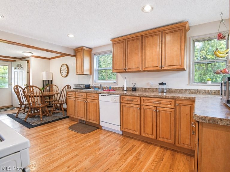 307 Hilltop Drive, Chardon, OH - Photo 8