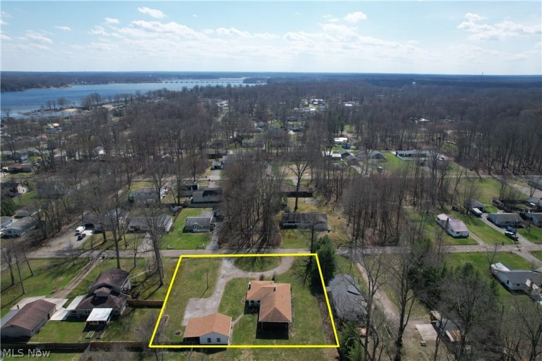 17570 Lakewood Avenue, Lake Milton, OH - Photo 2