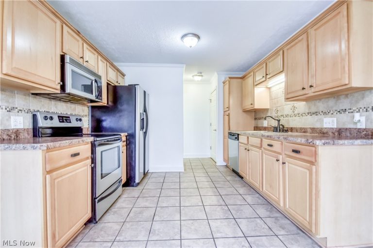 5542 Bretton Court #A, Willoughby, OH - Photo 6