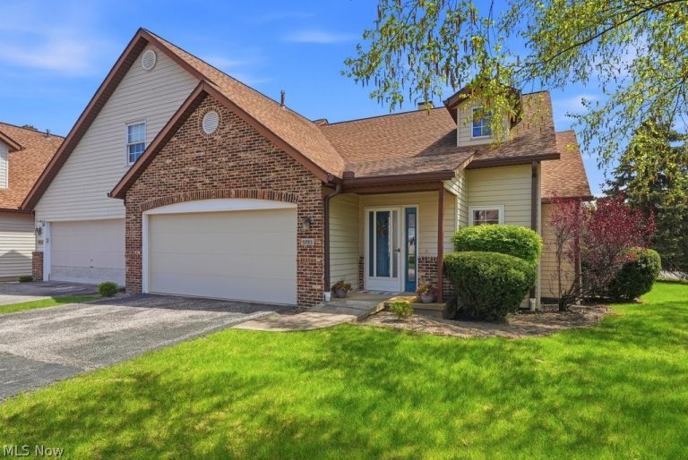 5723 Gateway Lane, Brook Park, OH - Photo 2