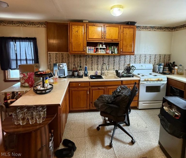108 Rush Street, Elyria, OH - Photo 5
