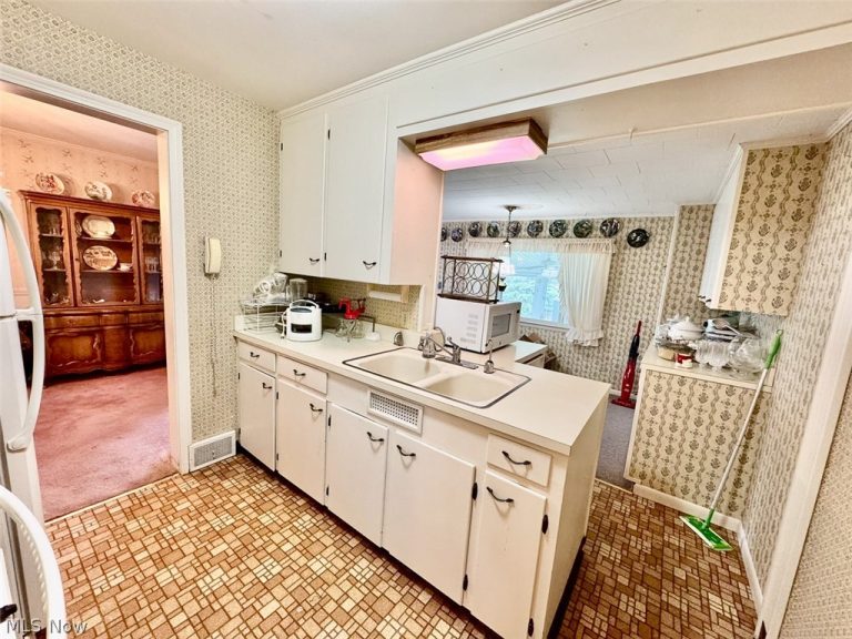 1038 Vincent Boulevard, Alliance, OH - Photo 6