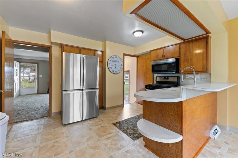 4718 Southwood Drive, Brooklyn, OH - Photo 8