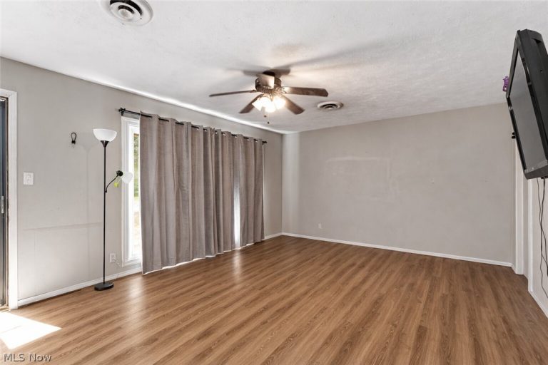 9248 Lynnhaven Road, Parma Heights, OH - Photo 6