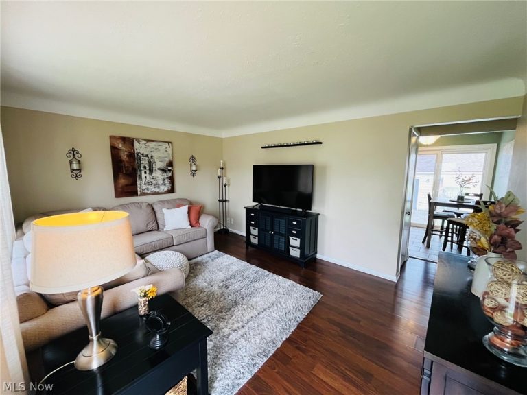 15546 Hummel Road, Brook Park, OH - Photo 3