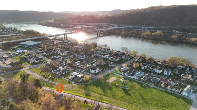 1016 Collins Memorial Drive, Chester, WV - Photo 2