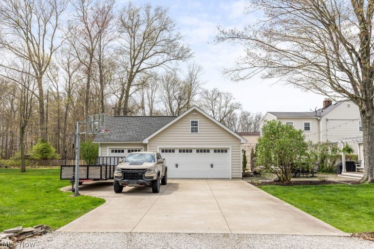 24603 Oakland Road, Bay Village, OH - Photo 3