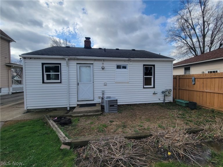 13708 Astor Avenue, Cleveland, OH - Photo 5