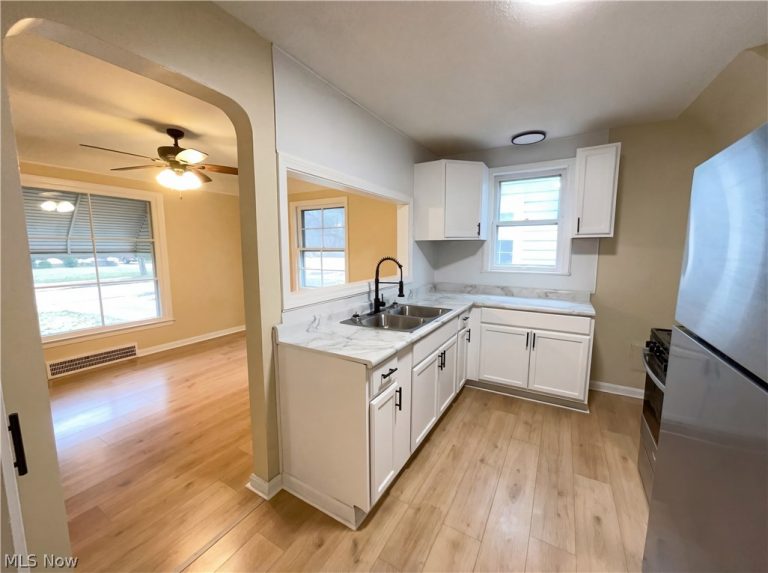 20511 Balfour Road, Warrensville Heights, OH - Photo 8