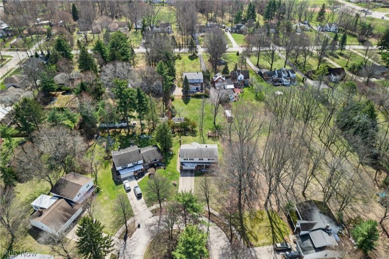 1044 Linden Lane, Lyndhurst, OH - Photo 3