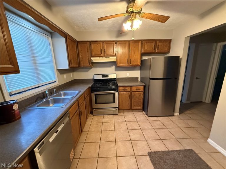 918 Pearson Circle #2, Boardman, OH - Photo 4