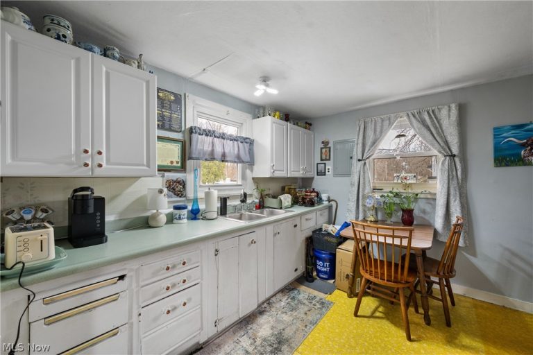1726 Knox Boulevard, Akron, OH - Photo 8