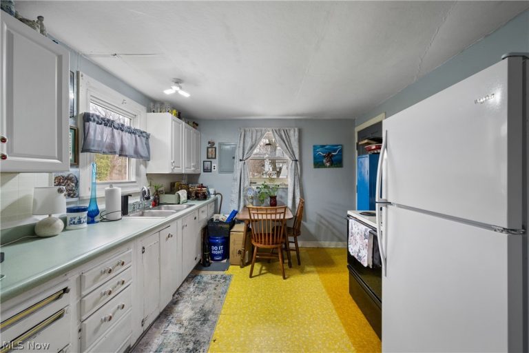 1726 Knox Boulevard, Akron, OH - Photo 6