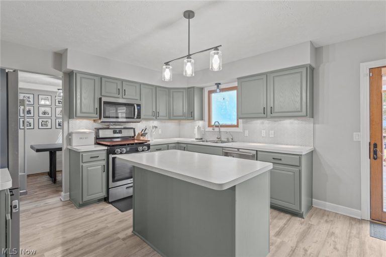 107 Keswick Court, Amherst, OH - Photo 3