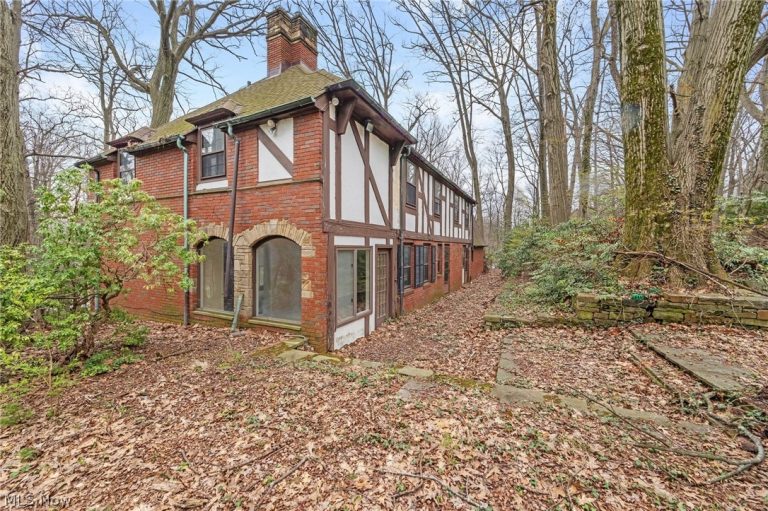 1884 Belvoir Boulevard, South Euclid, OH - Photo 2
