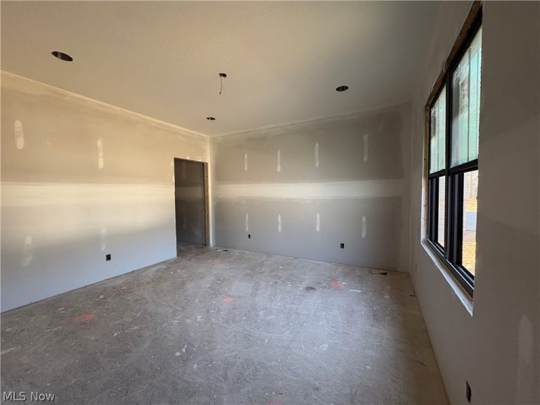 111 Crimson Circle, Dover, OH - Photo 6