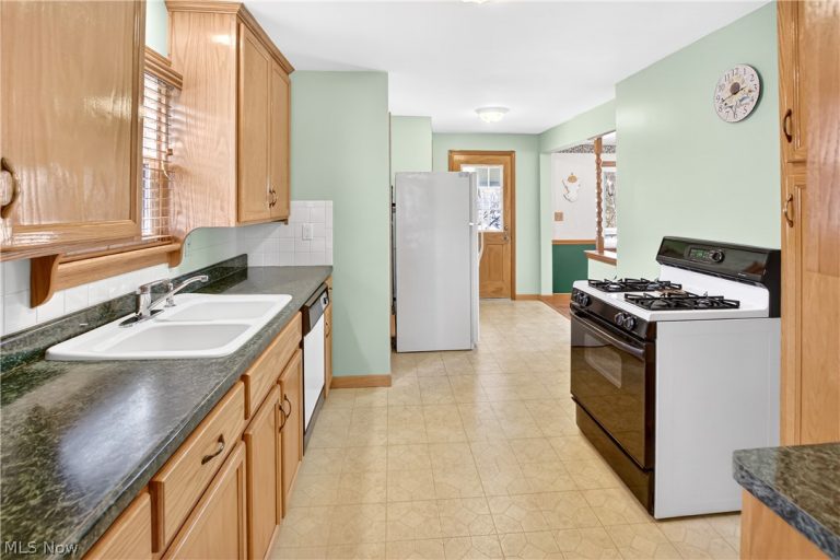10004 Manoa Avenue, Brooklyn, OH - Photo 4