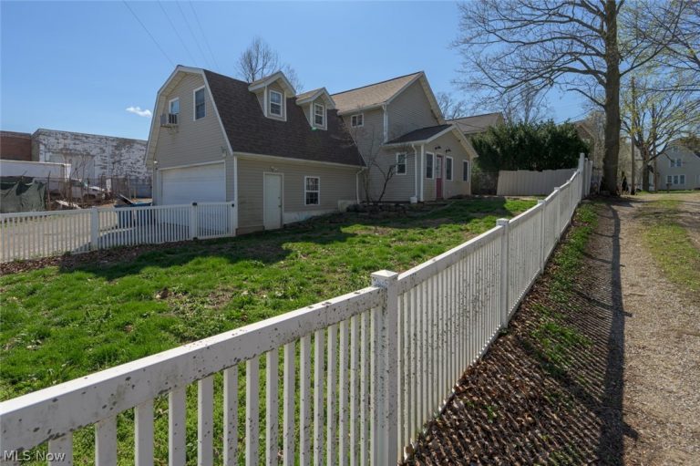 204 Prospect Avenue, Hartville, OH - Photo 2