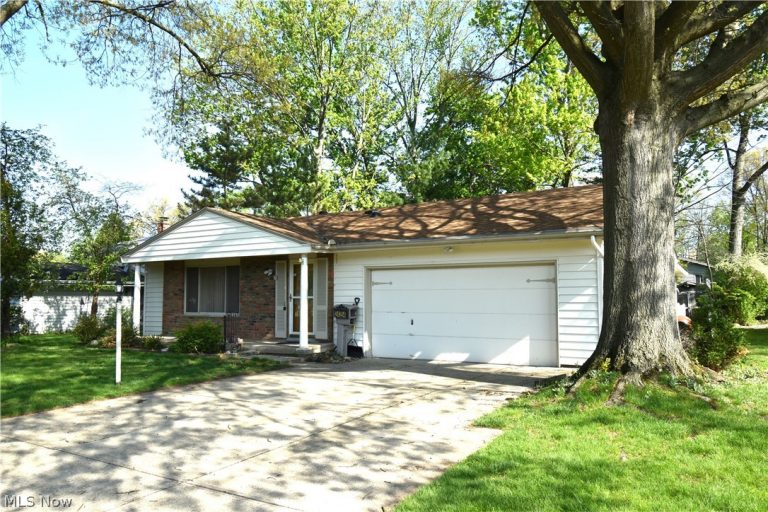 24354 Oxford Oval, North Olmsted, OH - Photo 2